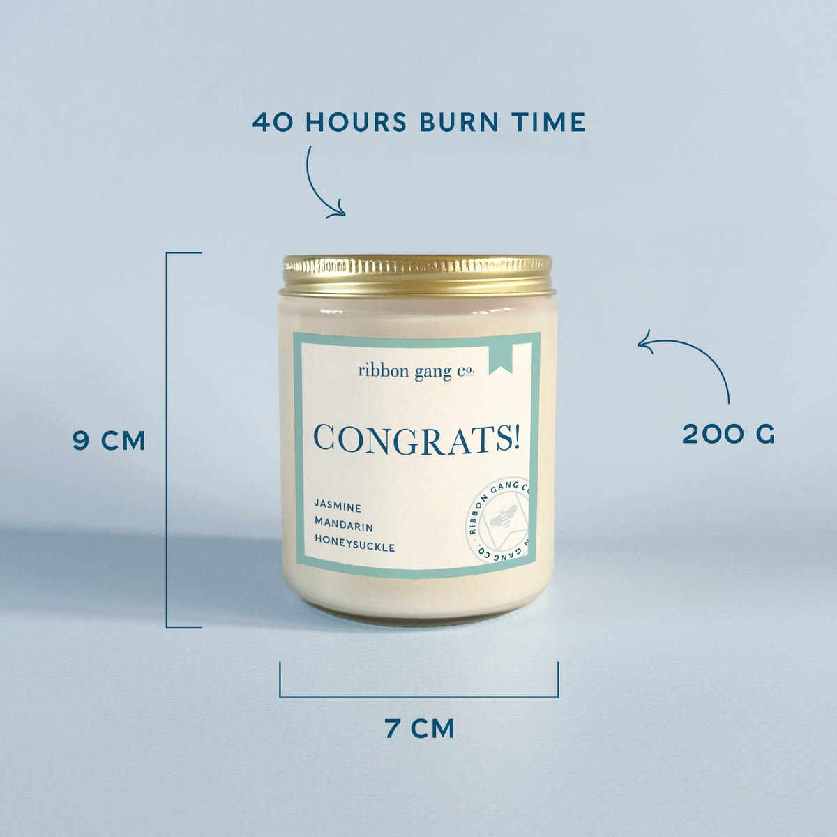 A candle jar with a gold lid and cream-colored wax on a light blue background, surrounded by measurement lines and text showing 9 cm height, 7 cm width, 200 g weight, and 40 hours burn time.